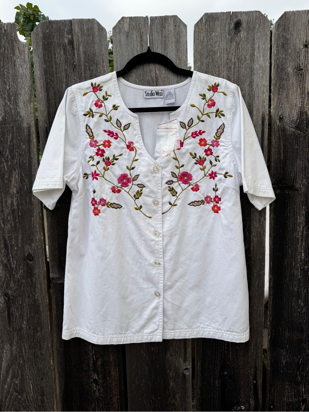Deadstock NWT Studio West White Button-Front Top with Pink Floral Embroidery